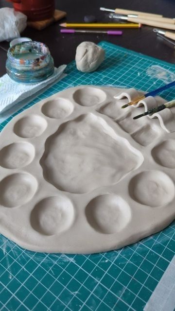 How To Make A Clay Paint Palette, Diy Art Palette, Clay Art Pallet, Diy Paint Palette Tray Clay, Painting On Things Ideas, Clay Art Supplies, Ceramic Painters Palette, Clay Class Ideas, Cute Paint Palette