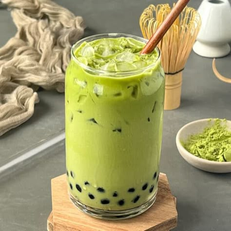 Iced matcha bubble tea in a tall glass with stirrer in it. Matcha Ice Tea, Macha Milk Tea, Matcha Milk Tea Aesthetic, Minuman Green Tea, Matcha Boba Aesthetic, Matcha Milk Tea Boba, Green Boba Tea, Matcha Milktea, Boba Green Tea