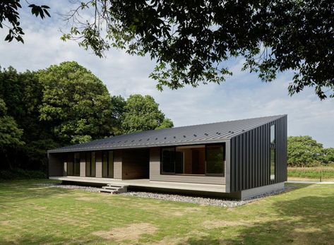 Mono Pitch Roof, Monopitch Roof, Rural Japan, Pitch Roof, Skillion Roof, Funky House, Black Houses, Metal Facade, Roof House