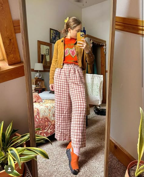 Fall Quirky Outfits, Soft Trousers Outfit, Casual Funky Outfits For Women, Outfit Ideas Eclectic, Mom Outfits Colorful, Trendy Eclectic Outfits, Colorful Thrifted Outfits, Business Casual Artsy, Eclectic Colorful Outfits