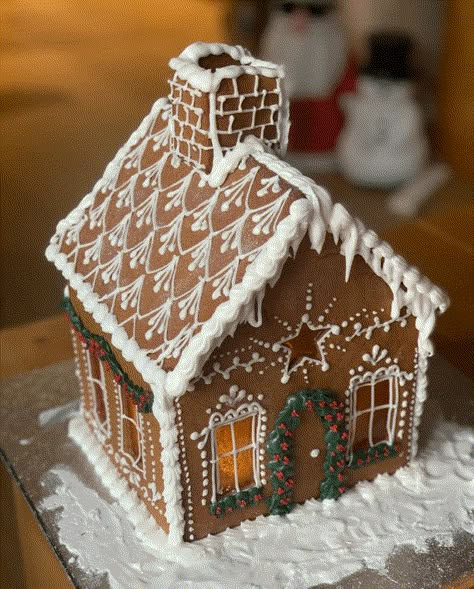 10 Creative Gingerbread Houses to Make This Christmas Gingerbread House Fairytale, Christmas Cake House, Theme Gingerbread House Ideas, Gingerbread House Homemade, Gingerbread House Design Ideas, Gingerbread Roof Ideas, Ginger Bread House Decor Ideas, Simple Gingerbread House Ideas, Gingerbread House Roof