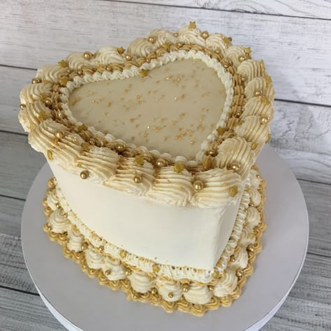 Custom Cakes Golden Birthday Ideas Cake, White And Gold Vintage Cake, Cake Golden Birthday, Birthday Cake For Women Gold, White And Gold Heart Cake, Gold Cakes Birthday, Gold Bday Cake, Golden Cake Birthday, Gold Cake Aesthetic