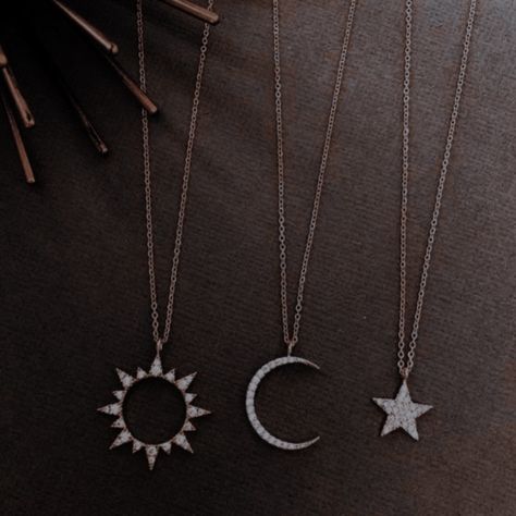 Colares Aesthetic, Disney Au, Luna And Artemis, Saturn Necklace, A Court Of Mist And Fury, Modern Disney, Classy Jewelry, How To Become Rich, Fantasy Jewelry