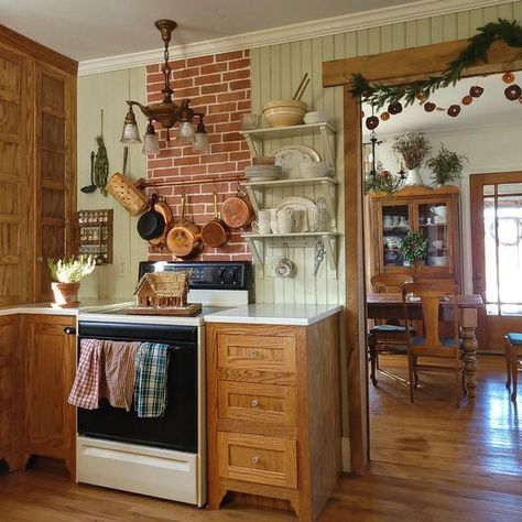 Traditional Farmhouse Kitchen, White Farmhouse Sink, Farmhouse Kitchen Island, Minimal Kitchen, Farmhouse Kitchen Design, Green Cabinets, Nautical Home, Green Kitchen, Kitchen Wall