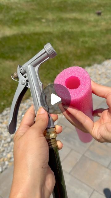 Brooklyn B on Instagram: "Do this to your hose! Be nice to your flowers 💐 #garden #gardening #hack" Garden Hose Holder Diy Ideas, Planting Food, Water Hose Holder, 2x4 Projects Diy Outdoor Furniture, Garden Hose Holder, Crate Furniture Diy, Diy Garage Door, Outdoor Wood Furniture, Pallet Ideas Easy