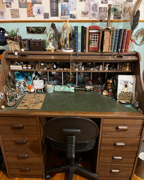 Desk Organization Aesthetic Vintage, Adventurer Bedroom Aesthetic, Clean Retro Room Aesthetic, Vintage Style Desk Setup, Brown Room Aesthetic Vintage, Grunge Desk Aesthetic, Aesthetic Desk Brown, Desk Aesthetic Grunge, Desk Vintage Aesthetic