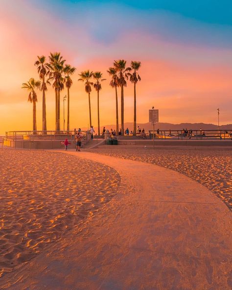 California on Instagram: “Tag someone you would take a walk with on this beach in California 😌🌴 〰️ 📸 @dest0n 〰️ ▫️ California - @voyage.california ▫️ New York -…” Sand People, 80's Sunglasses, Sunset Palm Trees, Beach In California, Venice Beach California, Walking People, Beautiful California, New Retro Wave, California Sunset