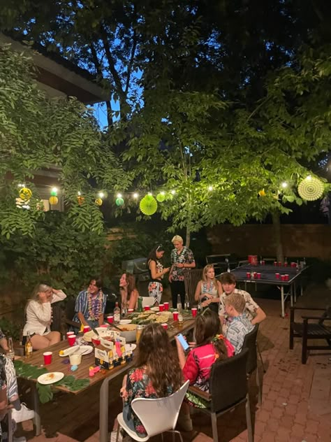 Nighttime Outdoor Party Decorations Backyards, 18th Backyard Party, 18th Birthday Party Outdoors, Summer Party Aesthetic Decor, Party Set Up Ideas Outdoor, 18th Birthday Party Ideas Backyards, Bbq Summer Party, 18th House Party Ideas, Party Outside Aesthetic