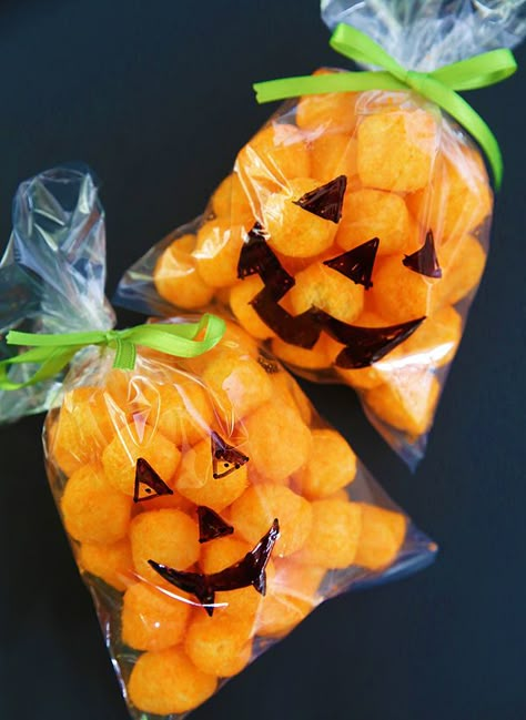 Easy Halloween Classroom Treats, Halloween Classroom Treats, Halloween School Treats, Dekorasi Halloween, Halloween Class Party, Dulces Halloween, School Halloween Party, Halloween Treats For Kids, October Crafts