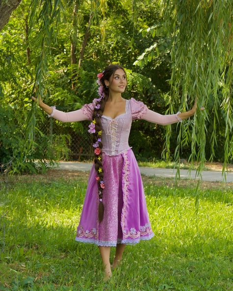 Disney Characters To Dress Up As, Rapunzel Tangled Costume, Rupunzle Halloween Costumes, Adult Rapunzel Costume, Repunzle Costume Idea, Diy Rapunzel Costume, Rapunzel Costume Women, Rapunzel Inspired Outfit, Rapunzel Photoshoot