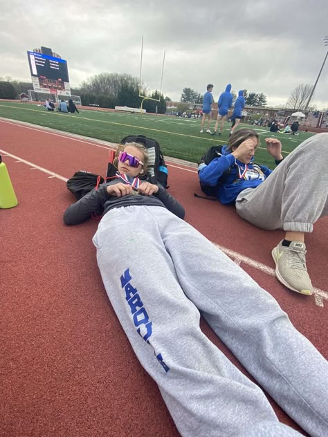 Highschool Outfits Sweatpants, High School Athlete Aesthetic, Highschool Track And Field, Track Meet Pictures, Track And Field Aesthetic Outfit, Track Pics With Friends, Track Fits Aesthetic, Indoor Track Aesthetic, Track Needs