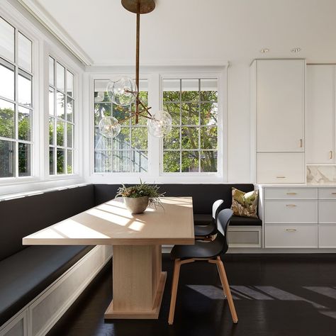 Dering Hall on Instagram: “A corner window bench in a new kitchen space by @robbinsarchitecture, featuring the Bolle chandelier by @gallottieradice. Photo: Steve…” Corner Window Bench, Window Bench Seats, Breakfast Bar Window, Kitchen Nook Bench, Kitchen Corner Bench, Seating In Kitchen, Bar Window, Corner Bench Seating, Window Bench Seat