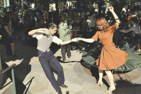 Swing Dancing. 1940's fashion, Vintage clothing Ballroom Dancing Photography, Jitterbug Dance, Dancing Photos, Dancing Photography, Vintage Foto's, Dance Aesthetic, Vintage Dance, Lindy Hop, Swing Dancing