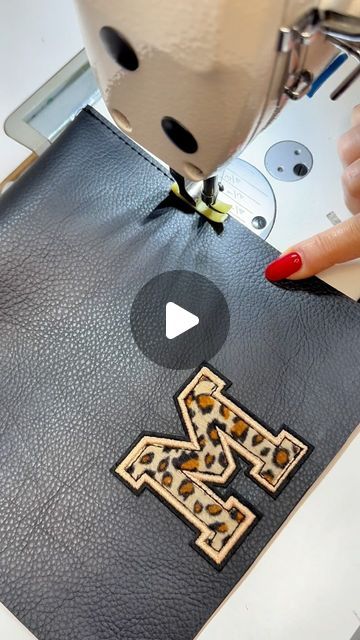 Purse Inspiration, Tutorial Pochette, Pochette Diy, Bow Purse, Diy Bags, Diy Bag, Bags And Accessories, Video Tutorial, Diy Fashion