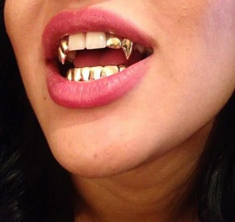 Fangs Grillz Women, Gold Fang Grillz, Girls With Grills, Vampire Grillz, Gold Fangs, Fang Grillz, Grillz Teeth, Gold Grill, Groovy Fashion