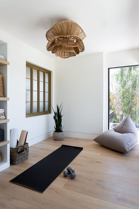 Rattan chandelier in a yoga room Home Meditation Room Cozy, Yoga Room Ideas Home Modern, Yoga Basement, In Home Yoga Space, Yoga Room Ideas Home, Small Yoga Studio Design, Home Yoga Studio Ideas, Yoga Space Design, Small Yoga Room