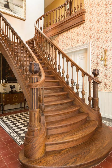 30 Amazing Wooden Stair Design Ideas For Your Home - Engineering Discoveries Reling Design, Wooden Staircase Railing, Classic Staircase, Wooden Staircase Design, Interior Art Deco, Luxury Stairs, درج السلم, Luxury Staircase, Wooden Staircase