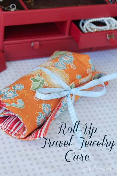 Travel Jewelry Case Tutorial Travel Jewelry Organizer, Jewelry Organizer Diy, Jewelry Roll, Cases Diy, Travel Diy, Travel Jewelry Case, Sewing Projects For Beginners, Tutorial Diy, Travel Jewelry