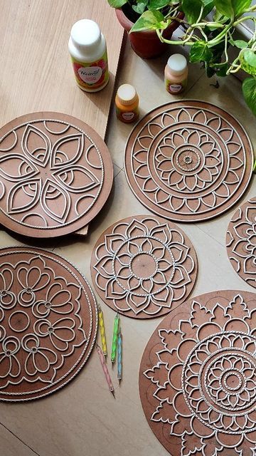 Diy Decor With Cardboard, Lipan Art Design Drawing, Lippon Art Designs With Mirror, Round Lippan Art Mirror Wall, Lippan Art Coasters, Lippin Art Design, Clay Mandala Art, Lippan Art For Beginners, Round Lippan Art