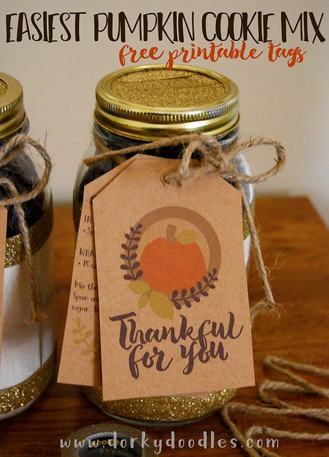 The Easiest Pumpkin Cookie Mix Ever, with Free Printable Tags.  Cute mason jar craft for fall. Mason Jar Cookie Mix Recipe, Pumpkin Spice Cookie Dough, Mason Jar Cookie Recipes, Mason Jar Gifts Recipes, Cookie Mix Jar, Mason Jar Mixes, Pumpkin Spice Cookie Recipe, Jar Mixes, Mason Jar Cookies Mix