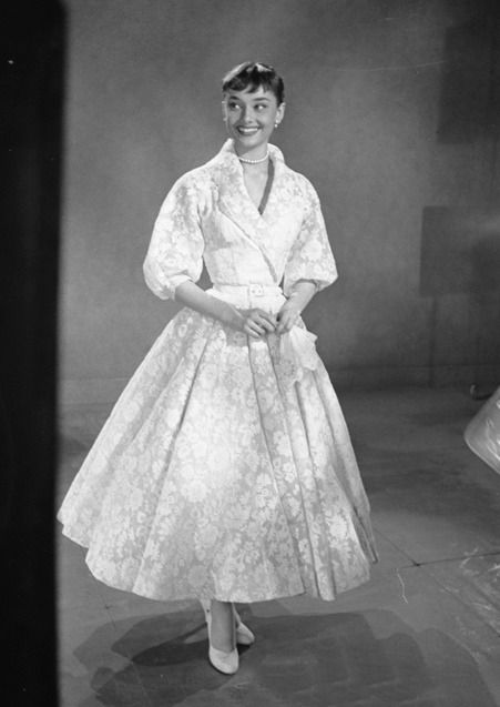 Remember this gown from Roman Holiday? At the 26th Annual Academy Awards, Audrey Hepburn wore a white floral, belted dress created by couturier Hubert de Givenchy.  The dress was  an adapted version of the gown designed by Edith Head for Roman Holiday. Audrey Hepburn Roman Holiday, Audrey Hepburn Movies, Audrey Hepburn Dress, Aubrey Hepburn, Dresses 50s, White Lace Midi Dress, Audrey Hepburn Style, Dress With Shawl, Vintage Dresses 50s