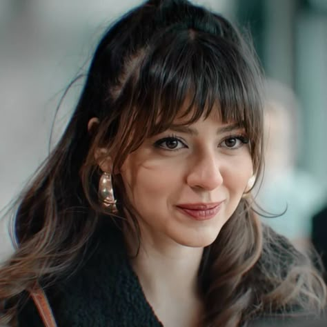 Full Bangs Hairstyle, 2023 Hair, Turkish Drama, Hairstyles For Layered Hair, Fringe Hairstyles, Long Hair With Bangs, Penteado Cabelo Curto, Auburn Hair, Haircuts For Long Hair