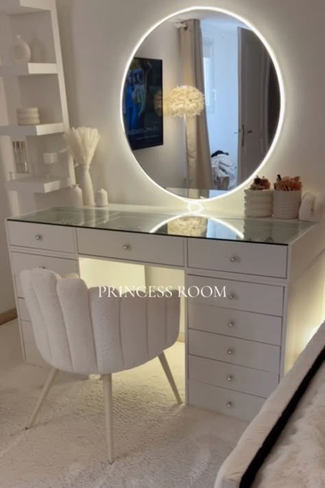 Vanity Bedroom Lights, Bedroom Desk With Mirror, Vanity By Bed, Cute Vanity Setups Aesthetic, Vanity Ideas Minimalist, Bedroom Ideas Girl Aesthetic, White Aesthetic Bedroom Ideas Cozy, Bedroom Inspirations Vanity, Vanity Beside Bed