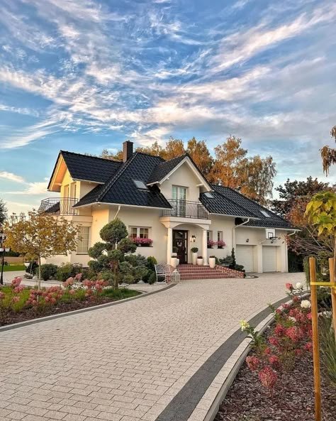 Gorgeous Houses 🏡 (@gorgeous_houses_) • Instagram photos and videos American House Exterior, 3d Epoxy Floor Designs, 3d Epoxy Floor, American House Design, Sustainable Living Room, Epoxy Floor Designs, Dream House Aesthetic, Floor Designs, Old Garage