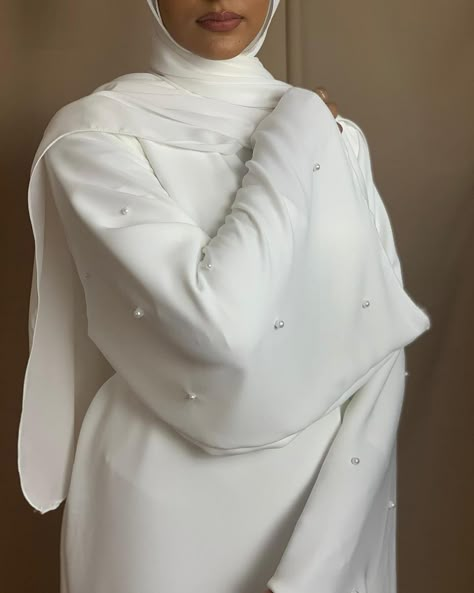 Nikkah Scarf Styling, White Abaya Wedding Dress, Abaya For Nikkah, White Modest Wedding Dresses, White Abaya Aesthetic, Abayas For Weddings, White Abaya For Umrah, White Bridal Abaya, White Hijab Aesthetic