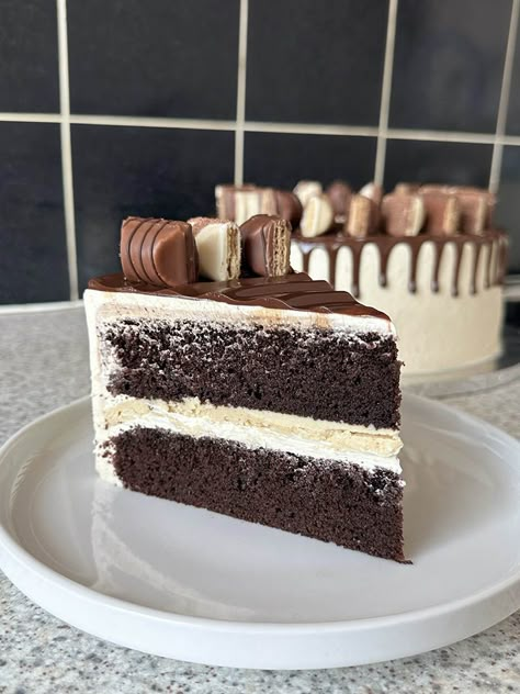 Kinder Bueno Cake Bueno Bar Cake, Kinder Birthday Cake, Kinder Bueno Cake Birthday, Kinder Bueno Recipes, Kinder Chocolate Cake, Ash Baber, Bueno Cake, Layers Cake, Cake Drip