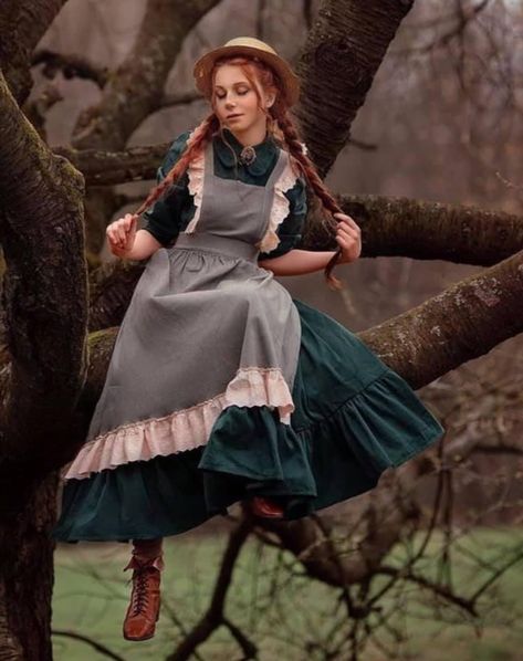 Old Timey Dresses Vintage, Vintage Farm Dress, Anne Of Green Gables Aesthetic Clothes, Commoner Clothing, Village Outfit, Farmer Dress, Cottagecore Dresses, Farm Dress, Old Fashion Dresses