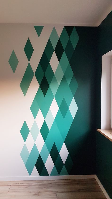 Green Colour Interior Design, 3 Color Wall Paint Ideas Bedroom, Green Wall Design Paint, Green Paint Wall Design, Black White Green Painting, Geometric Green Wall, Dark Wall Painting Ideas, Geometric Wall Ideas, Green Room Paint Ideas