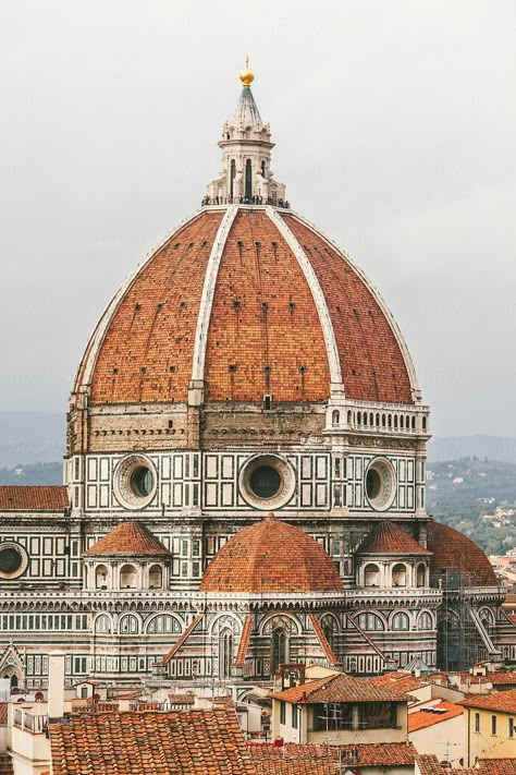 La Catedral de Florencia, formalmente la Cattedrale di Santa Maria del Fiore, es la catedral de Florencia, Italia.  Se inició en 1296 en estilo gótico con un diseño de Arnolfo di Cambio y se completó estructuralmente en 1436, con la cúpula diseñada por Filippo Brunelleschi (conocida como la cúpula de Brunelleschi). Florence Dome, Amor E Gelato, Filippo Brunelleschi, Duomo Florence, Italy Architecture, Magic Places, Cathedral Architecture, Italian Architecture, Florence Tuscany