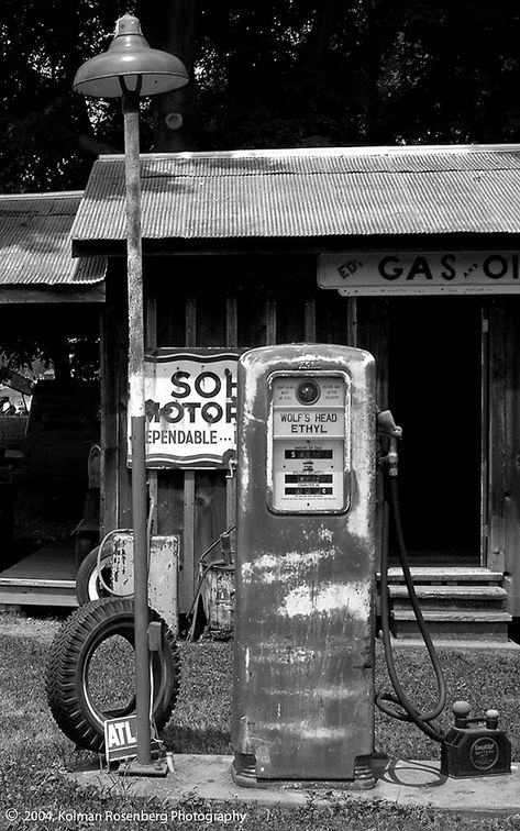 Old Gas Pumps, Vintage Gas Pumps, Pompe A Essence, Old Gas Stations, Bold Artwork, Gas Pump, Gas Stations, Gas Pumps, Service Station