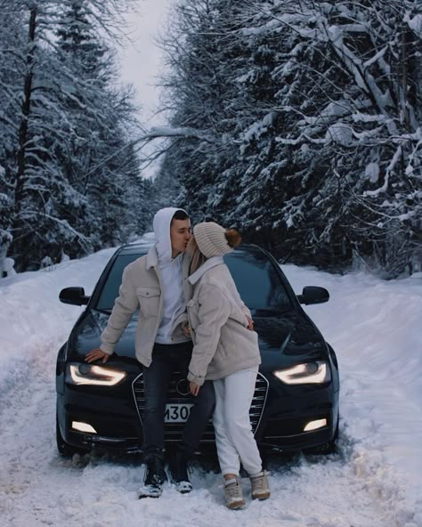 Cute Christmas Pictures For Couples, Winter Couple Pictures Aesthetic, Couple Car Photos, Couple Snow Pictures, Winter Couple Goals, Couple Winter Photoshoot, Winter Couple Photos, Couple Christmas Pictures, Winter Couple Pictures