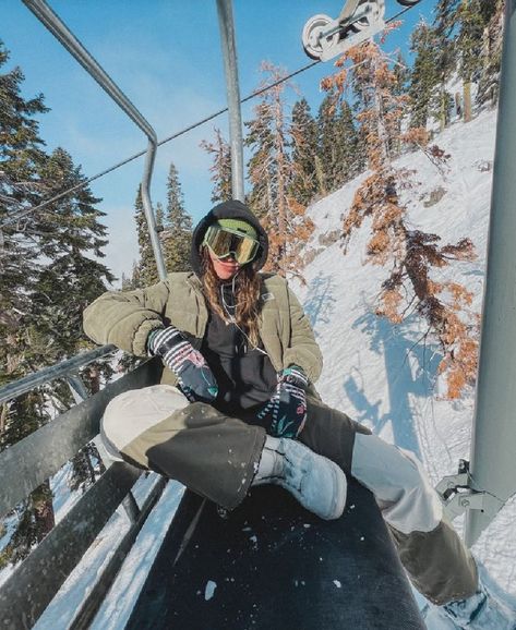 Snowboard Girl Aesthetic, Snowboard Pictures, Snowboarding Pics, Snowboard Aesthetic, Mode Au Ski, Snowboarding Pictures, Snowboarding Aesthetic, Ski Pics, Ski Trip Outfit