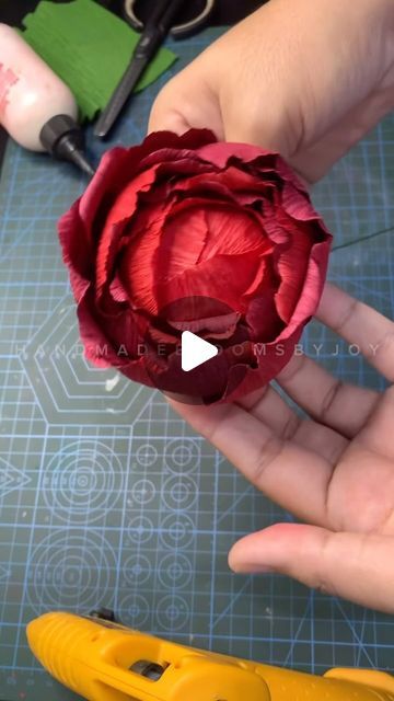 How To Make Peony Flowers, How To Make Paper Peonies, Paper Flowers Handmade, Small Tissue Paper Flowers Diy Easy, Peony Crepe Paper Flower Tutorial, Crepe Paper Peony Tutorial, Crepe Peonies, Crepe Peony, Paper Peony Diy