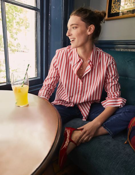 Red Striped Shirt Outfit, Striped Blouse Outfit, Red Shirt Outfits, White Striped Shirt Outfit, Business Casuals, Outfits With Striped Shirts, Boston Outfits, Shirt Styling, Red Stripes Top