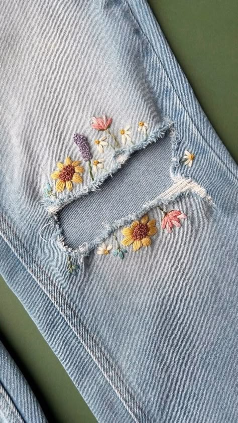 Jean Hole Embroidery, Ripped Jeans Embroidery Ideas, Embroidery On Ripped Jeans, Diy Patch Jeans, Embroidery On Clothes Ideas, Embroidery Designs On Clothes, Embroidery Upcycling, Embroidery Flowers Designs, Clothing Stitching