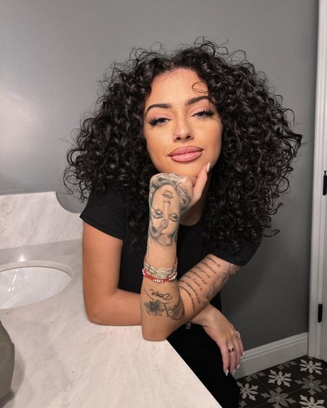 Malu Trevejo Tattoo, Malu Trevejo Instagram, Malu Trevejo Outfits, Malu Trevejo, Spanish Music, Rhea Ripley, Beautiful Goddess, Reaction Face, Discreet Tattoos