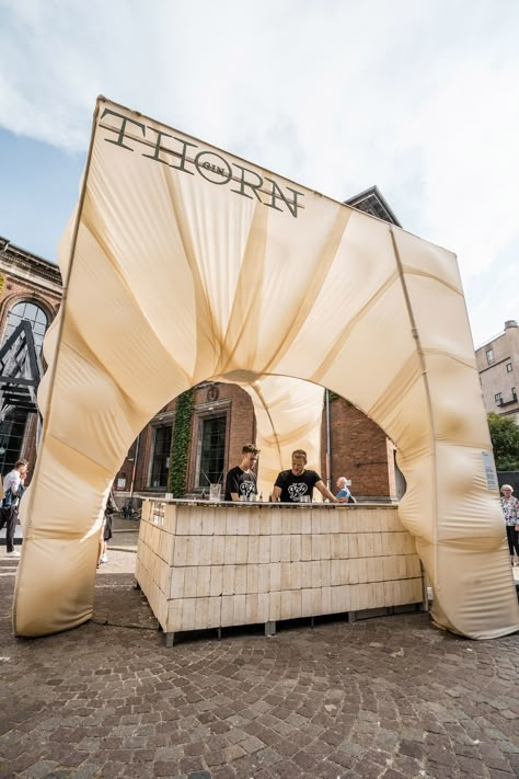 Ikea Mattress, Coffee Booth, Event Entrance, Stand Feria, Photobooth Ideas, Rose Bar, Pop Up Bar, Jute Fabric, Dj Booth