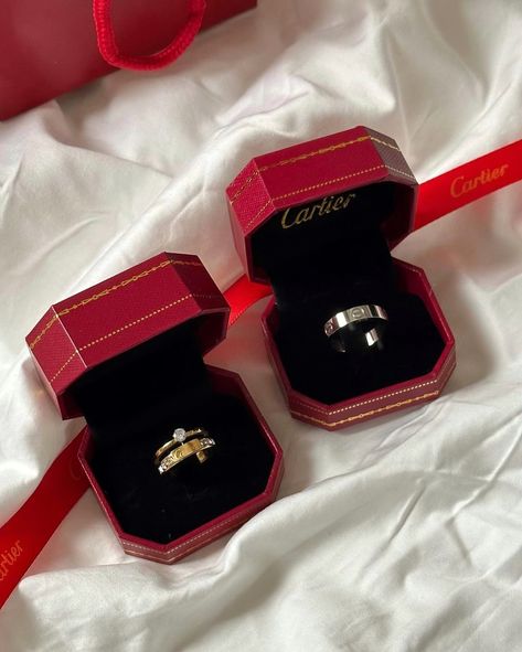 Love ❤️ Cartier Love Ring Aesthetic, Rings Aesthetic Wedding, Cartier Engagement Ring, Luxury Presents, Unique Gold Wedding Rings, Cartier Wedding Rings, Slush Puppy, Cartier Love Ring, Gentleman Aesthetic