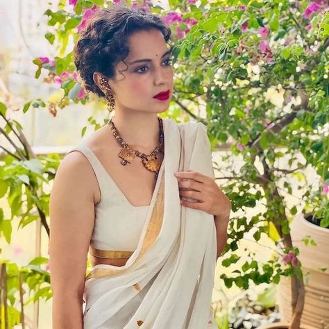 White And Gold Saree, White Sari, Onam Outfits, Kasavu Saree, Golden Saree, Designer Sarees Wedding, Kerala Saree, Kangana Ranaut, Fashionable Saree Blouse Designs