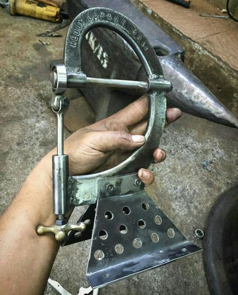 Very cool mini English Wheel .                                                                                                                                                                                 More Sheet Metal Work, English Wheel, Metal Bender, Metal Shaping, Metal Fabrication Tools, Metal Fab, Metal Bending Tools, Blacksmith Tools, Fabrication Tools