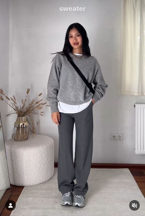 Gray Pants Fall Outfit, Gray Sweater Outfit Ideas, Grey Trousers Outfit Casual, Loose Dress Pants Outfits, What Colors Go With Gray Outfits, How To Style A Grey Sweater, Grey Business Pants Outfit, Grey Trousers Outfit Winter, Rainy Office Day Outfit