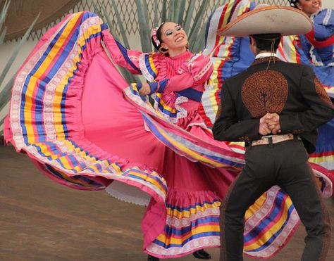 Jarabe Tapatío | H.Roose Folklorico Dresses, Mexican Dancing, Mexican Dance, Mexican Folklore, Mexican Artwork, Traditional Mexican Dress, Boys Town, Reference People, Ballet Folklorico