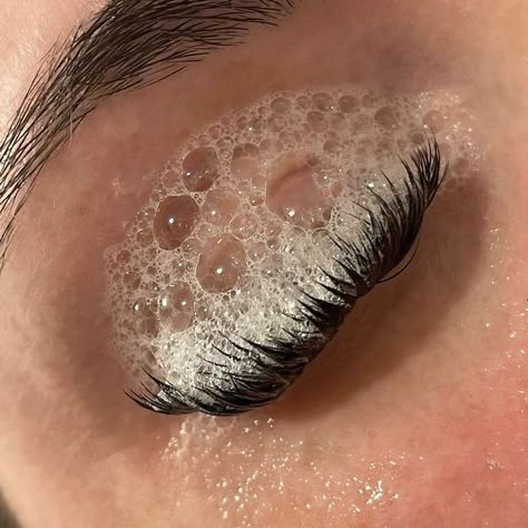 𝐌𝐀𝐒𝐓𝐄𝐑 𝐋𝐀𝐒𝐇 𝐀𝐑𝐓𝐈𝐒𝐓🎓| 𝐇𝐀𝐌𝐈𝐋𝐓𝐎𝐍 on Instagram: "We all know the importance of washing our lashes, but what do we use??? 🧼 “I just let the shampoo run down my face in the shower” ”I just wet them and they’re clean” ”I’ve never cleaned my lashes I don’t need to”(I’ve heard it all 🤐) The truth is, yes. We NEED to be cleaning our lashes. Our lashes are meant to protect bacteria and particles from entering our eyes. With extensions on, it is inevitable that build up will happe How To Clean Eyelashes, Eye Lash Photography, Make Up Diy, Lash Quotes, Eyelash Extension Supplies, Lash Salon, Volume Eyelash Extensions, Eyelash Extentions, Branding Photoshoot Inspiration