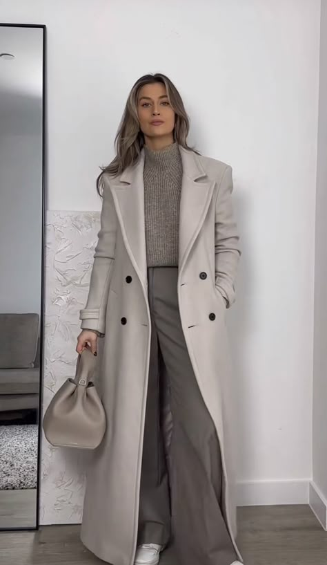 Luxury Elegant Winter Blazer, Elegant Neutral Wool Coat For Winter, Elegant Oversized Winter Wool Coat, Elegant Oversized Winter Outerwear, Hijabi Classy Outfit Winter, Old Money Winter, Mantel Outfit, Costum Elegant, Classy Winter Outfits