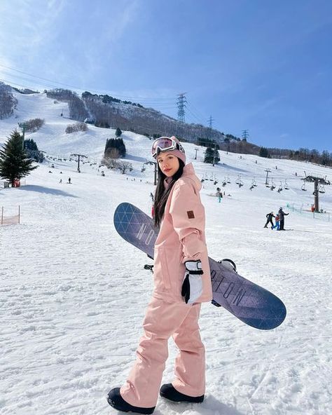 Mukko on Instagram: "Good snow day 🏂❄️  . . . . . . #naeba #niigata #japan #snowboarding #yuzawa #snow #galayuzawa #winter #snowboard" Snowboarding Japan, Cool Snowboarding Outfit, Japan Snowboarding, Snowboard Outfits For Women, Snowboard Outfit, Snow Fits, Niigata Japan, Winter In Japan, Ski Outfits