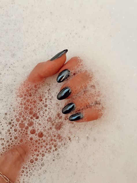 Black And Grey Chrome Nails, Pretty Sns Nails, Black With Crome Nails, Black Matalic Nails Acrylic, Black Chrome Nails Almond Short, Halloween Chrome Nails Short, Nail Ideas Acrylic Chrome, Crome Nails Black, Gel Nails Crome